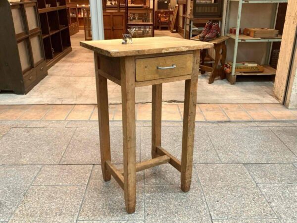 古い木味の背の高い１人用デスク