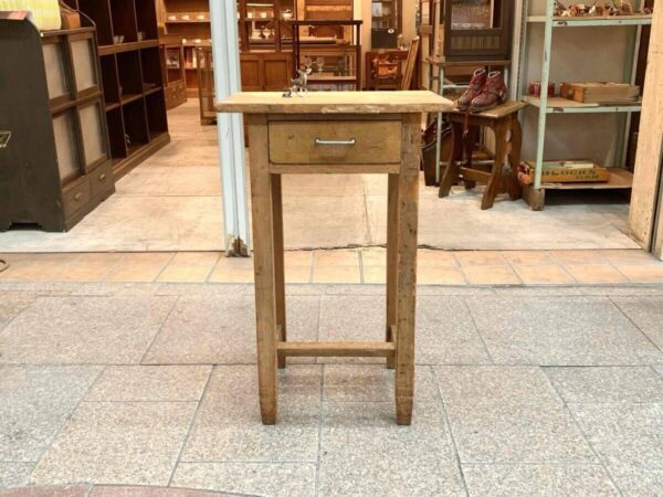 古い木味の背の高い１人用デスク