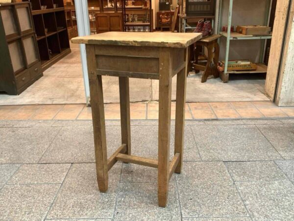 古い木味の背の高い１人用デスク