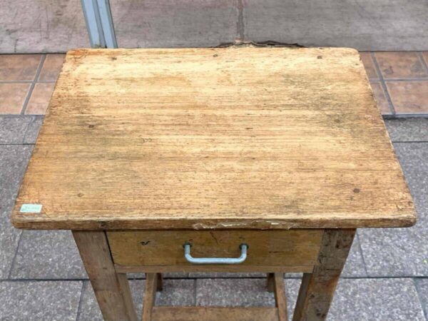 古い木味の背の高い１人用デスク