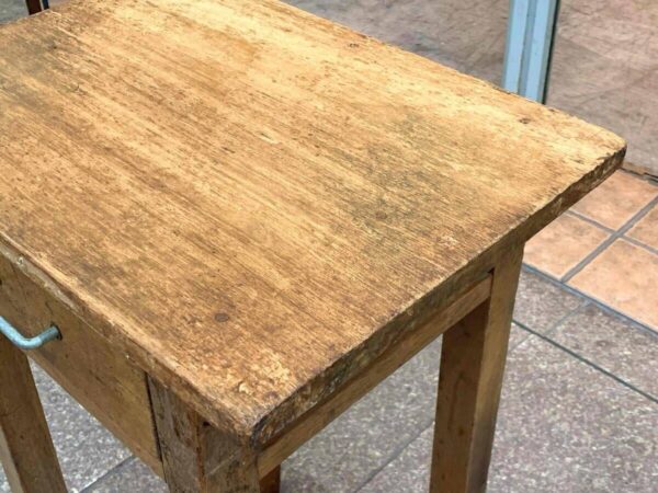 古い木味の背の高い１人用デスク