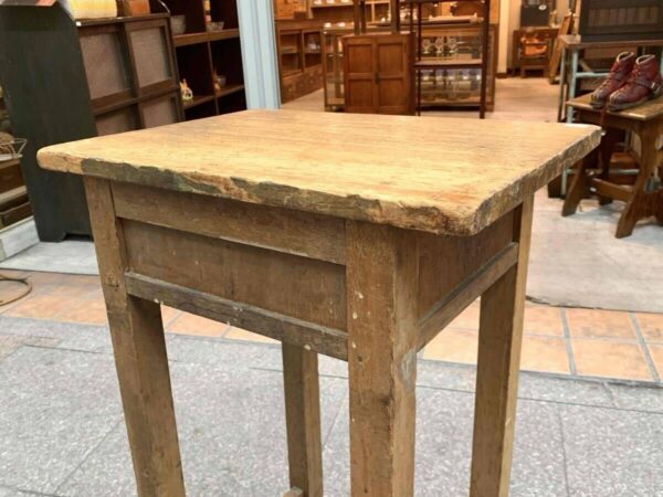 古い木味の背の高い１人用デスク