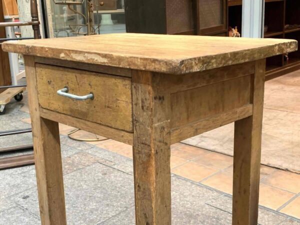 古い木味の背の高い１人用デスク