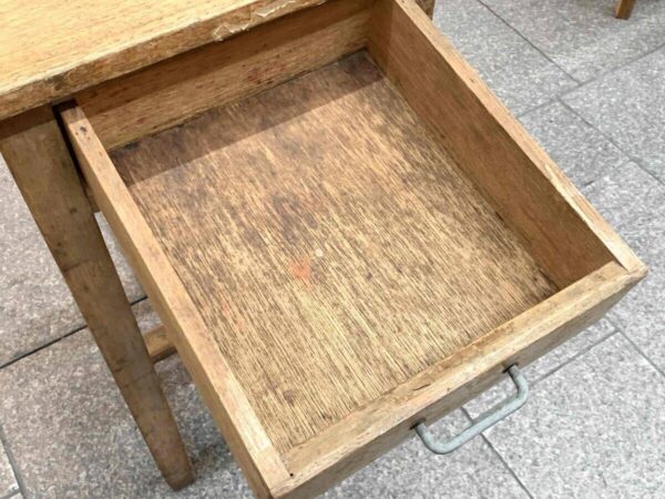 古い木味の背の高い１人用デスク