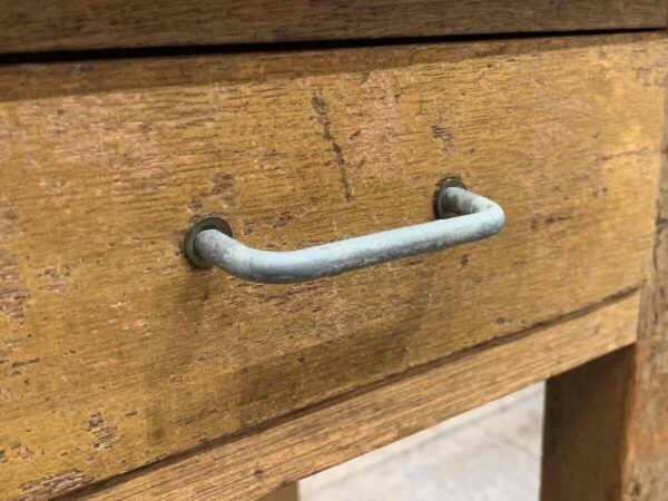 古い木味の背の高い１人用デスク