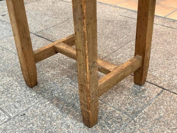 古い木味の背の高い１人用デスク