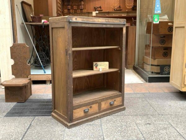 小ぶりでシンプルなキャビネット