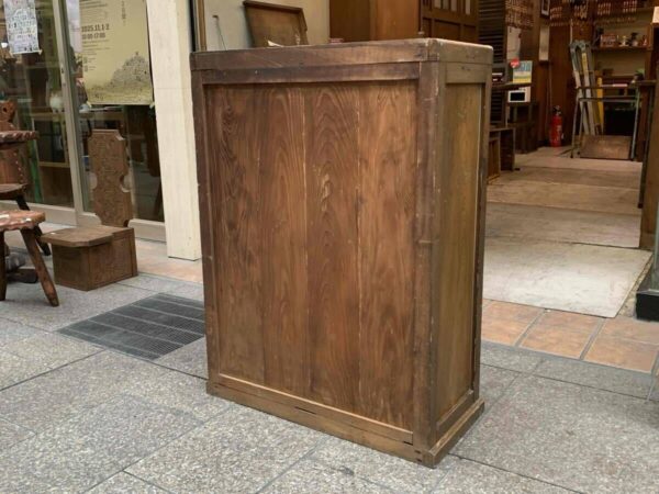 小ぶりでシンプルなキャビネット