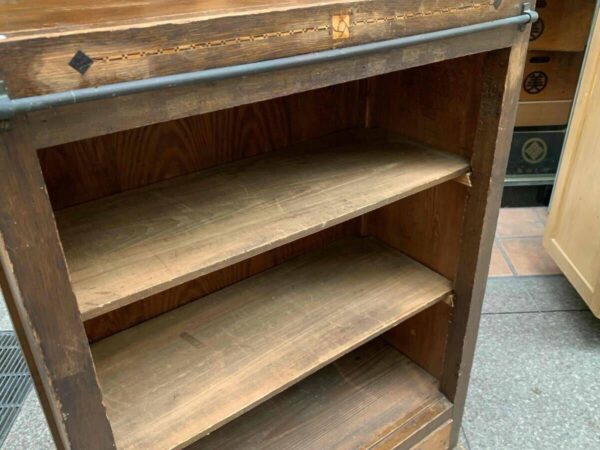 小ぶりでシンプルなキャビネット