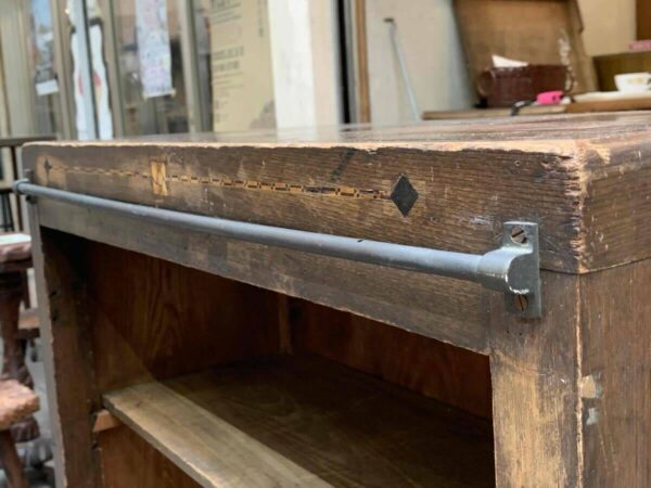 小ぶりでシンプルなキャビネット