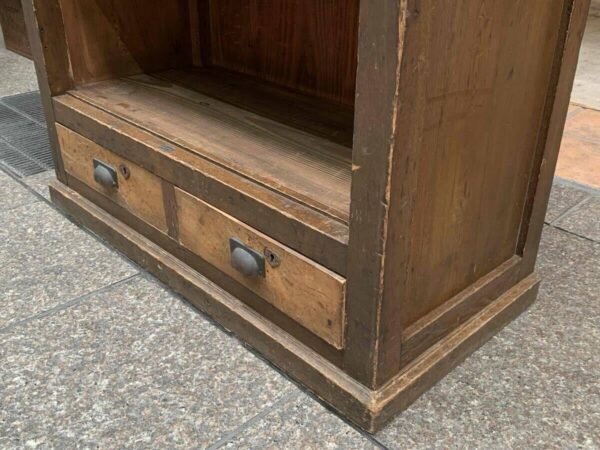 小ぶりでシンプルなキャビネット