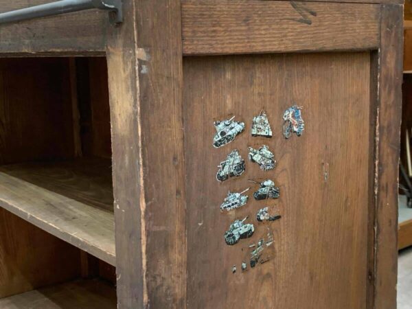 小ぶりでシンプルなキャビネット