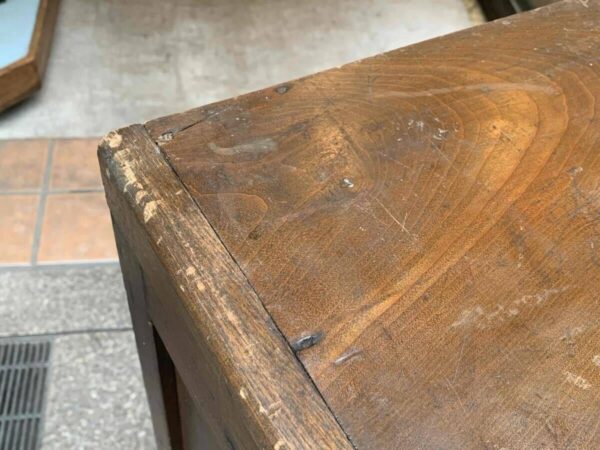 小ぶりでシンプルなキャビネット