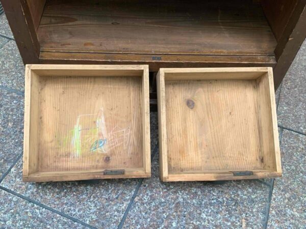 小ぶりでシンプルなキャビネット