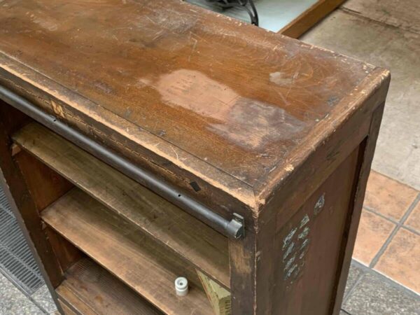 小ぶりでシンプルなキャビネット