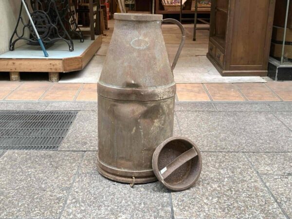 シャビーなミルク缶