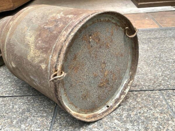 シャビーなミルク缶