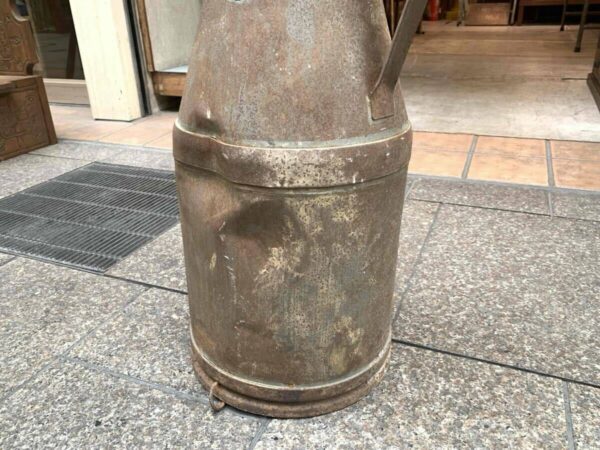 シャビーなミルク缶