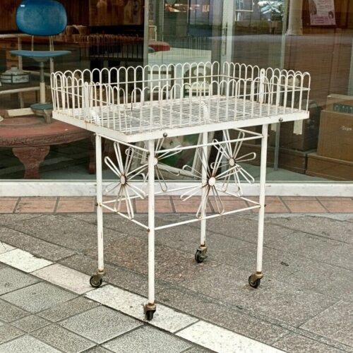 レトロな柄がかわいいワイヤーワゴン