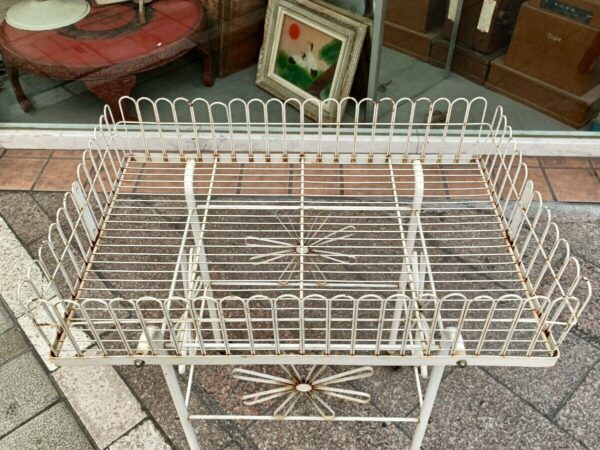 レトロな柄がかわいいワイヤーワゴン