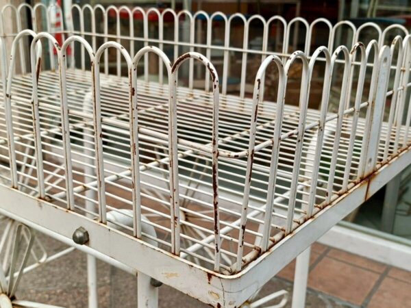 レトロな柄がかわいいワイヤーワゴン