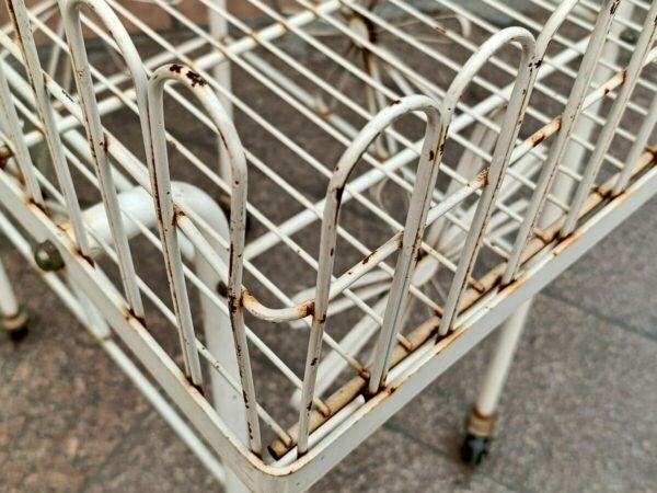 レトロな柄がかわいいワイヤーワゴン