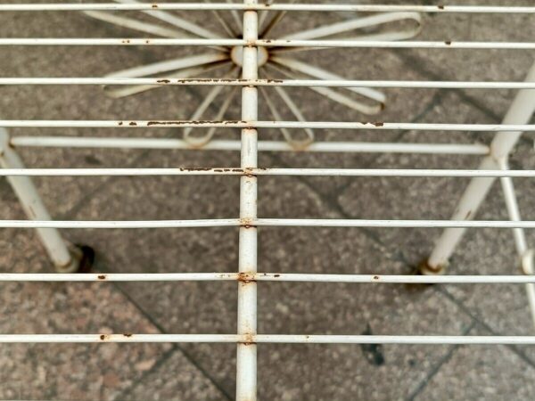 レトロな柄がかわいいワイヤーワゴン