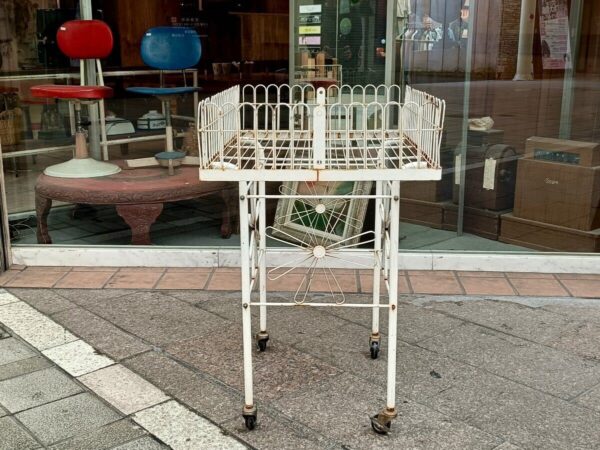 レトロな柄がかわいいワイヤーワゴン