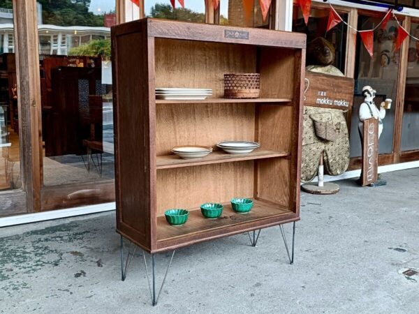 アイアン脚の素敵なキャビネット