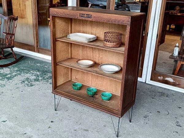 アイアン脚の素敵なキャビネット