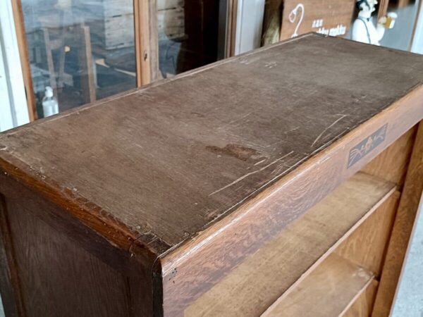 アイアン脚の素敵なキャビネット