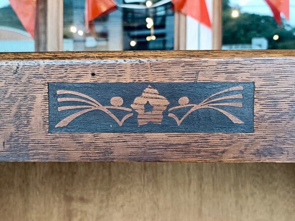 アイアン脚の素敵なキャビネット