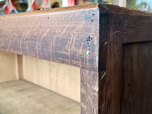 アイアン脚の素敵なキャビネット