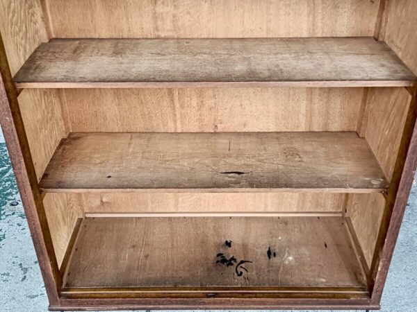 アイアン脚の素敵なキャビネット