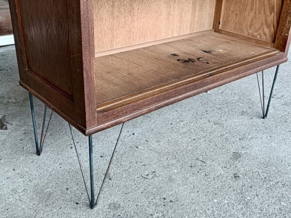 アイアン脚の素敵なキャビネット