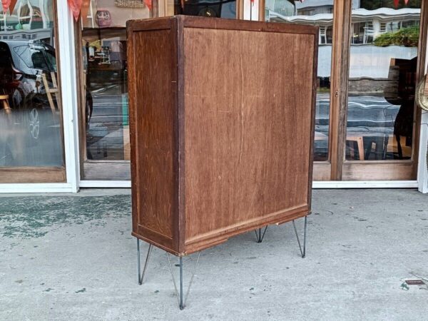 アイアン脚の素敵なキャビネット
