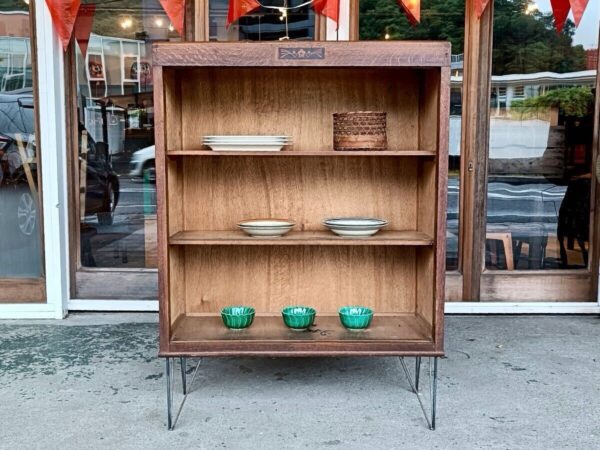 アイアン脚の素敵なキャビネット