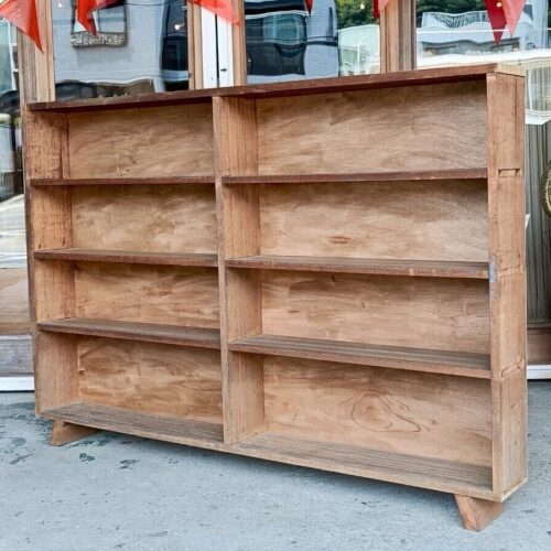 奥行きの浅い木製オープンキャビネット