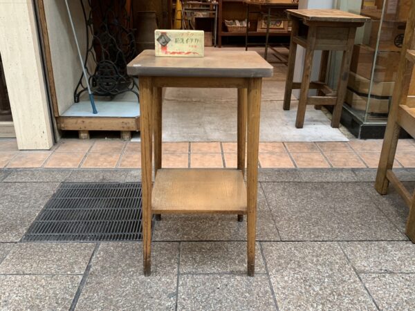 古い木製の角テーブル