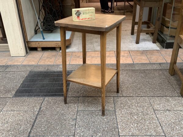 古い木製の角テーブル