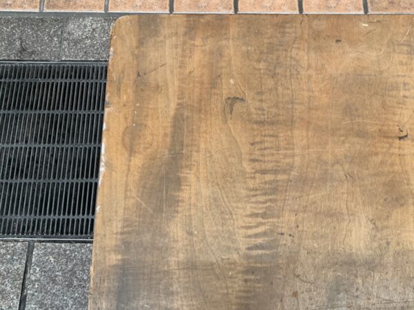 古い木製の角テーブル