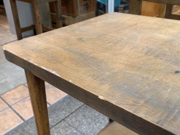 古い木製の角テーブル