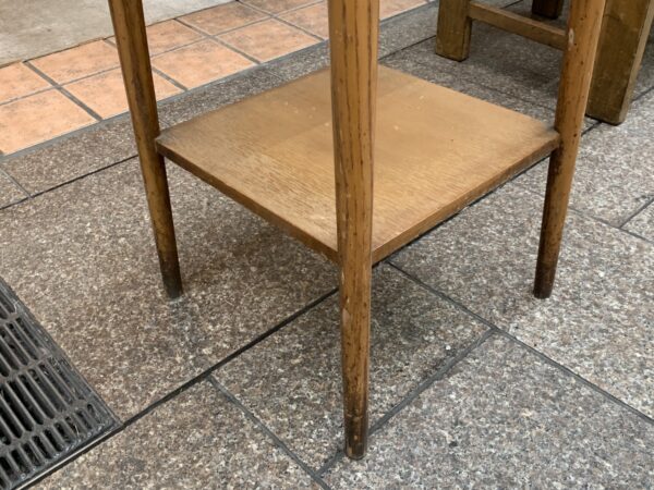 古い木製の角テーブル