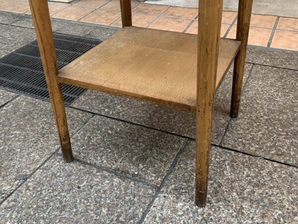 古い木製の角テーブル