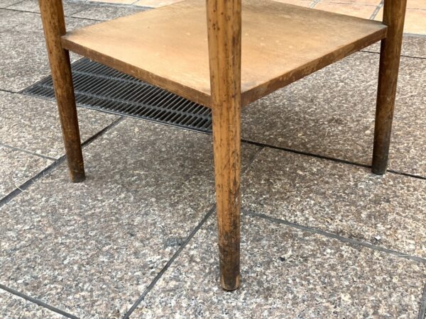 古い木製の角テーブル