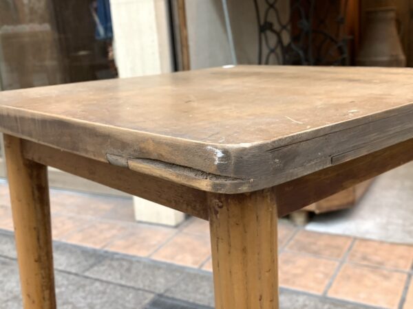 古い木製の角テーブル