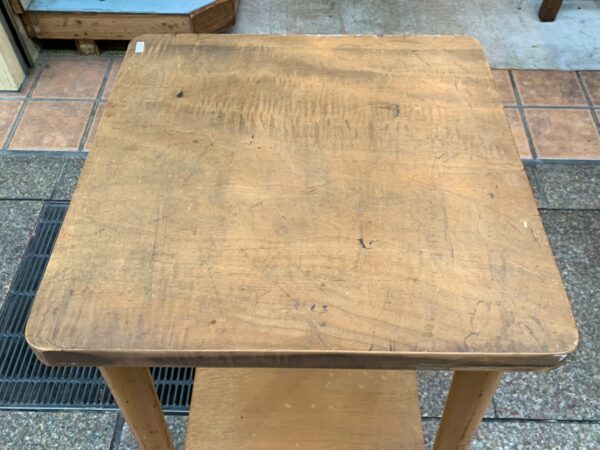 古い木製の角テーブル