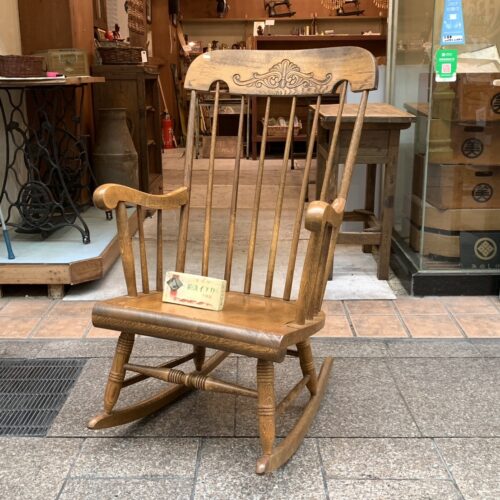 ゆったりとした昔のロッキングチェア