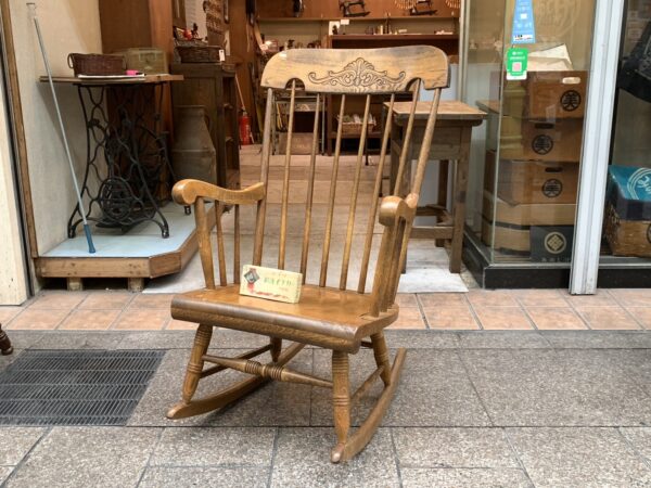 ゆったりとした昔のロッキングチェア