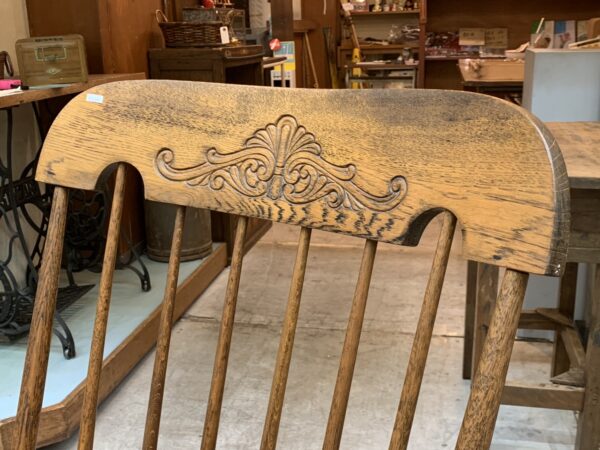 ゆったりとした昔のロッキングチェア